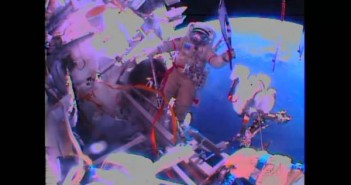 Rosyjski kosmonauta ze zniczem olimpijskim / Credits: NASA TV