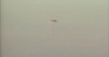 Kapsuła Sojuz TMA-09M opada na spadochronach / Credits: Roskosmos