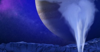 Wizja gejzeru na Europie / Credits - NASA