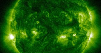 Moment rozbłysku klasy M3.5 z 20.12.2013/ Credits -NASA, SDO