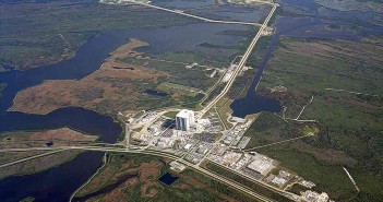 Stanowiska startowe LC39A i B i budynek VAB / Credits: NASA
