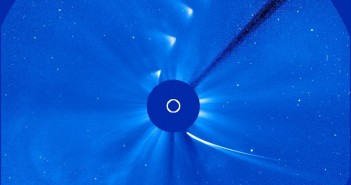 Przelot komety ISON dookoła Słońca / Credits - NASA, ESA, SOHO Movie Theater