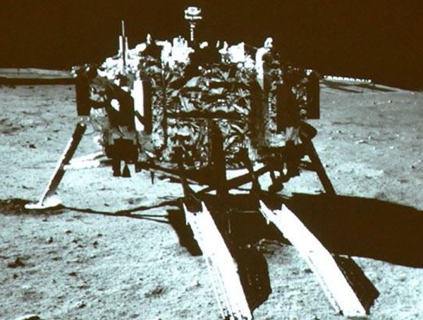 Lądownik Chang'e 3 na Księżycu / Credits - CNSA