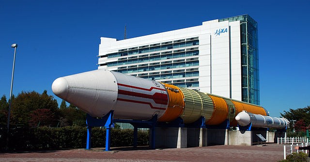 Rakieta H-II-GTV przed budynkiem Centrum Kosmicznego Tsukuba / Credits: Polimerek, Source: WikiCommons, License: CC-BY-SA-3.0