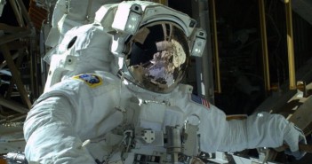 Astronauta Mike Hopkins podczas spaceru EVA-24 / Credits: Twitter, @Astrolllini