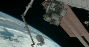 Mike Hopkins w czasie transportu nowego modułu pompy systemu chłodzenia / Credits: NASA TV