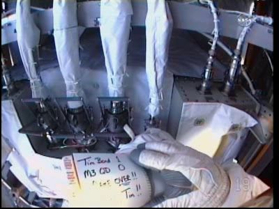 Przewody amoniaku przy pompie chłodziwa / Credits - NASA TV
