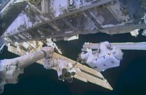 Prace podczas EVA-24 / Credits - NASA TV