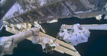 Prace podczas EVA-24 / Credits - NASA TV