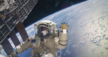 Kadr ze spaceru kosmicznego / Credits: NASA-TV