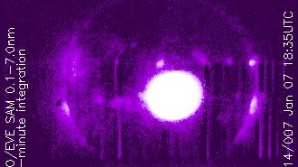 Moment maksimum rozbłysku klasy X1.2 - 07.01.2014 / Credits - NASA, SDO, EVE