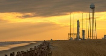 Rakieta Antares na stanowisku startowym 0A w porcie MARS / Credits: NASA/Bill Ingalls