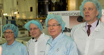 Oficjele na przekazaniu korpusu sondy ExoMars 2016 / Credits: OHB System AG