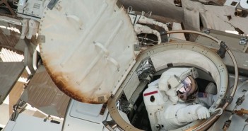 Astronauta wychodzi na spacer kosmiczny ze śluzy Quest / Credits - NASA