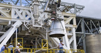Silnik AJ26 na stanowisku testowym E-1 w centrum kosmicznym im. Stennisa / Credits: Aerojet Rocketdyne