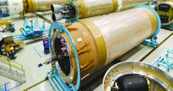 Człony rakiet Atlas V, wykorzystujące rosyjskie silniki RD-180, w hali produkcyjnej firmy ULA