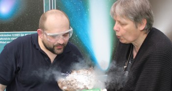 Prof. Małgorzata Królikowska-Sołtan i Paweł Z. Grochowalski (CBK PAN) ze świeżo wykonaną kometą / Credits: CBK PAN