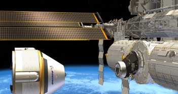 Wizja artystyczna kapsuły Boeing CST-100 podchodzącej do dokowania do stacji kosmicznej / Credits: Boeing