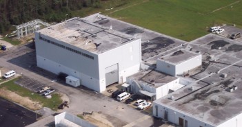 Uszkodzone budynki Stennis Space Center NASA po przejściu huraganu Katrina / Credits: NASA