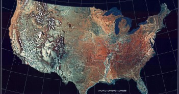 Topograficzna mapa USA wykonana przez instrument AVHRR satelitów NOAA-8 i NOAA-10, między majem 1984 a majem 1986 / Credits: NOAA