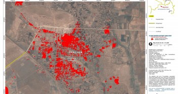 Mapa wykonana przez UNITAR-UNOSAT na podstawie zdjęć z satelitów WorldView-2 (29 kwietnia 2014) i Pleiades (13 sierpnia 2012) przedstawiająca zalegającą wodę powodziową (czerwony obszary) i tereny podmokłe (bladoczerwony) w miasteczku Khwaja du Koh, w afgańskiej prowincji Dżozdżan, i w jego okolicach.
