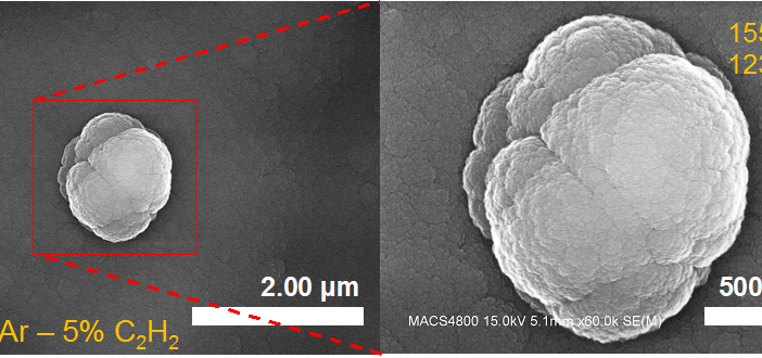 Dwa powiększenia cząstki pyłu kosmicznego odtworzonej w komorze COSmIC, wykonane skaningowym mikroskopem elektronowym
