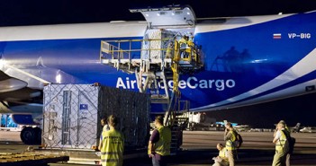 Wyładunek dwóch kontenerów z satelitami Galileo FOC z samolotu transportowego