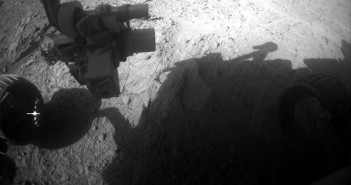 Obraz z przedniej kamery nawigacyjnej Opportunity, sol 3669 / Credits: NASA-JPL