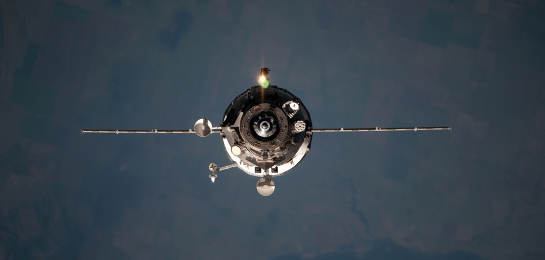 Progress M-20M podchodzący do ISS. Charakterystyczne anteny systemu Kurs-NA, podobne do kwiatu, widoczne są po prawej stronie, na wysokości panelu ogniw słonecznych / Credits: NASA