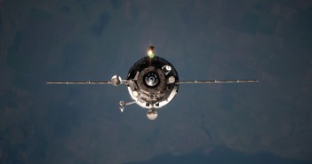Progress M-20M podchodzący do ISS. Charakterystyczne anteny systemu Kurs-NA, podobne do kwiatu, widoczne są po prawej stronie, na wysokości panelu ogniw słonecznych / Credits: NASA