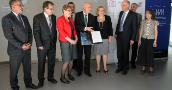 Uczestnicy podpisania umowy na budowę 3 polskich anten sieci LOFAR / Credits: LOFAR-POLFAR