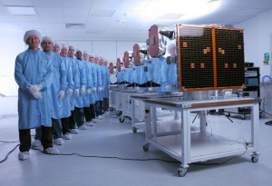 Satelity RapidEye, od 1 do 5, i pracownicy SSTL / Credits: SSTL