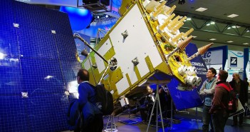 Model satelity Glonass-M wystawiony na targach CeBIT 2011 / Author: Jürgen Treutler, License: CC-BY-SA 2.0