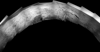 Półpanorama ze zdjęć z kamery nawigacyjnej łazika Opportunity, wykonanych w trakcie sol 3691 / Credits: NASA-JPL