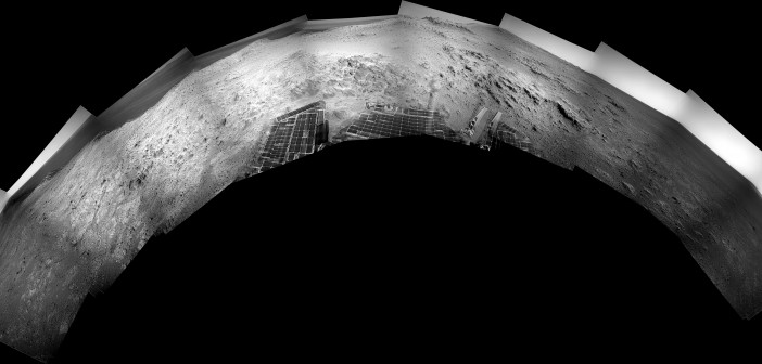 Półpanorama ze zdjęć z kamery nawigacyjnej łazika Opportunity, wykonanych w trakcie sol 3691 / Credits: NASA-JPL