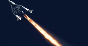 SpaceShipTwo firmy Virgin Galactic w trakcie swojego drugiego lotu z napędem, 5 września 2013 / Credits: MarsScientific.com i Clay Center Observatory