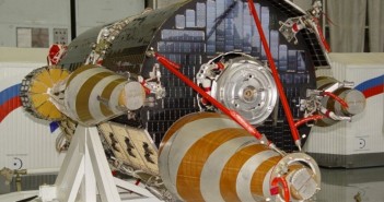 Satelita typu Goniec-M podczas prac / Credits: Gonets.ru