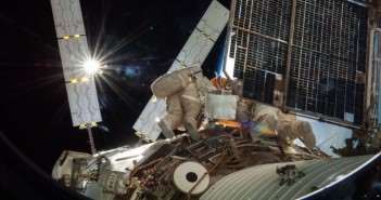 Kosmonauci rosyjscy w trakcie prac w ramach spaceru EVA-39. Źródło: NASA