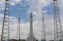 Falcon 9 z satelitą Asiasat 8 na stanowisku startowym / Credits: SpaceX