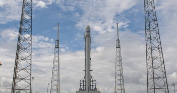 Falcon 9 z satelitą Asiasat 8 na stanowisku startowym / Credits: SpaceX