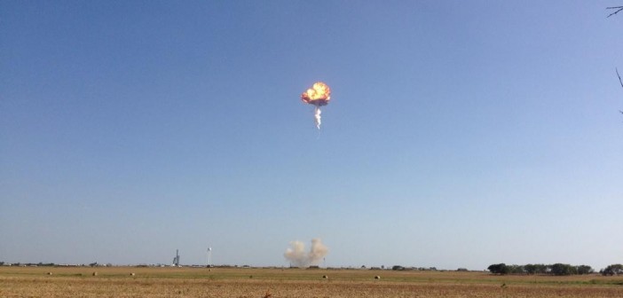 Eksplozja rakiety F9R-Dev1 trakcie testów w ośrodku McGregor, 22 sierpnia 2014 / Credit: EthansMommy17