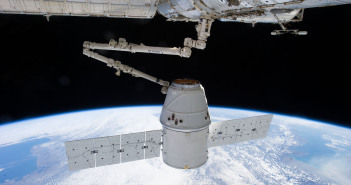 Dragon przechwycony przez ramię SSRMS