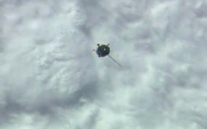 Sojuz TMA-14M zbliżający się do ISS. Widoczny brak jednego panela ogniw słonecznych - 26 września 2014