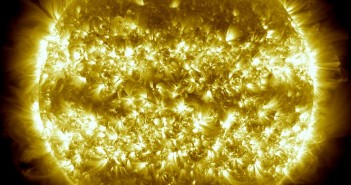 Rozpiętość jasnych obszarów w paśmie rentgenowskim pomiędzy 2012 a 2013 rokiem / Credits - NASA/SDO/Goddard