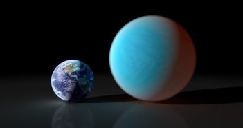 Porównanie wielkości 55 Cnc e i Ziemi. Kolor 55 Cnc e nie odpowiada rzeczywistemu - prawdopodobnie w paśmie wizualnym ta egzoplaneta jest znacznie ciemniejsza / Credits - NASA