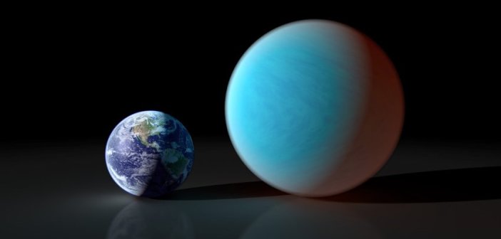 Porównanie wielkości 55 Cnc e i Ziemi. Kolor 55 Cnc e nie odpowiada rzeczywistemu - prawdopodobnie w paśmie wizualnym ta egzoplaneta jest znacznie ciemniejsza / Credits - NASA