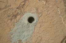 Zdjęcie wykonane przez łazik Curiosity po wierceniu skały Cumberland / Credits - NASA/JPL-Caltech/MSSS