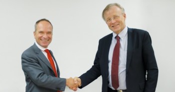Dyrektorzy wykonawczy firm Ruag (Urs Breitmeier, z lewej) i Patria (Heikki Allonen)