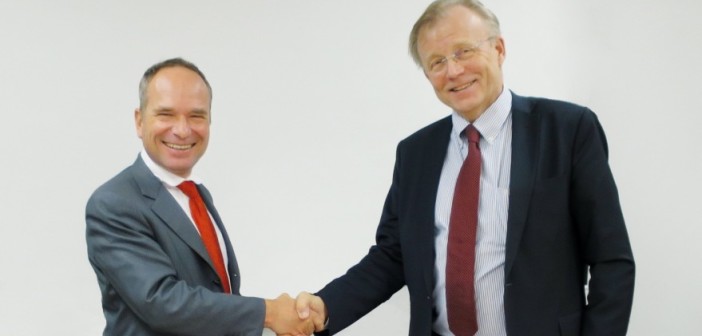 Dyrektorzy wykonawczy firm Ruag (Urs Breitmeier, z lewej) i Patria (Heikki Allonen)