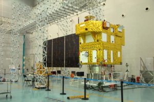 Satelita CBERS-4 podczas końcowych testów / Credits - AEB